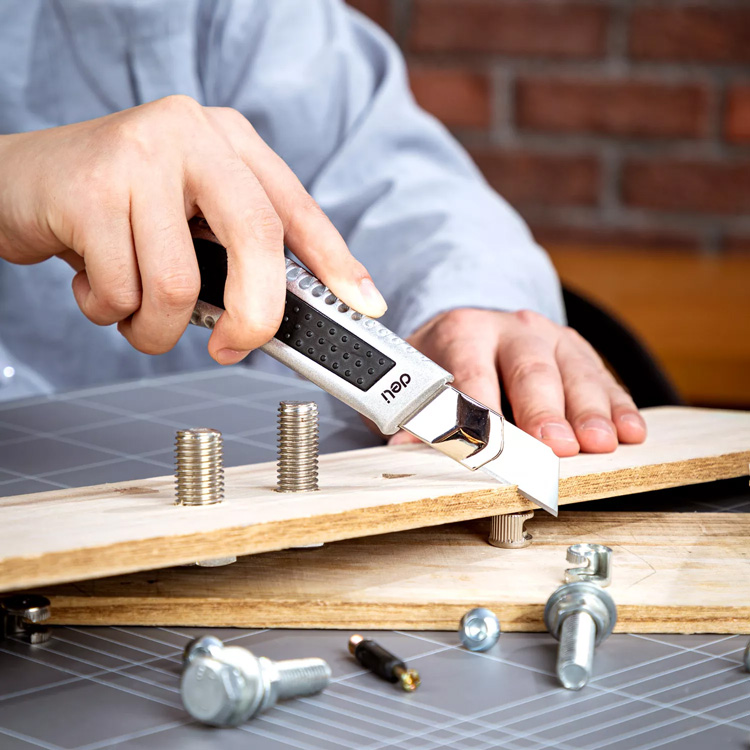 DELI μεταλλικό κοπίδι με ασφάλεια DL4255 - Image 2