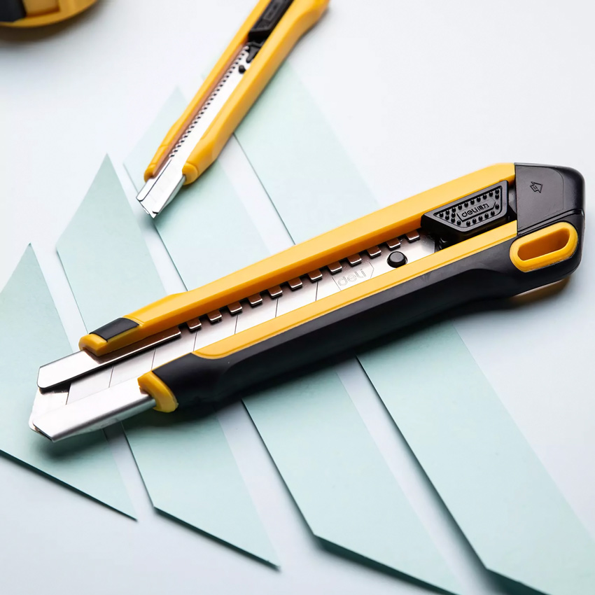 DELI πλαστικό κοπίδι με ασφάλεια DL025 - Image 2